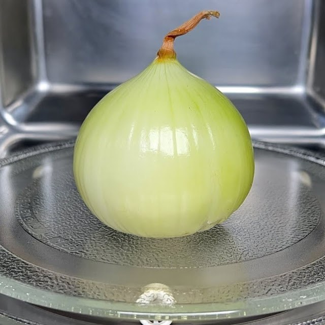 Fast and impressive: Using a microwave to cook onions and amaze your visitors.