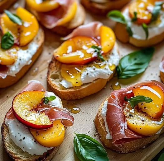 Cheesy Burrata Crostini with Prosciutto and Peaches 🧀🍑🥖