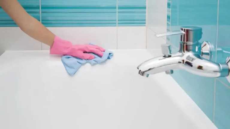 How to Clean Mold From Tub, Tile, and Grout Corners With Toilet Paper