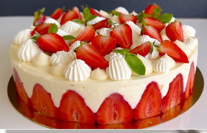 Strawberry and cream cake: the recipe for a delicious dessert