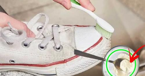 Very white shoes, nothing but bleach: this is how all the stains are removed | Now everyone does it!